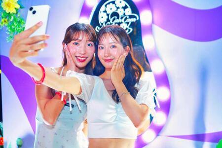 　ナイトプールを満喫する斉藤里奈と南香菜絵