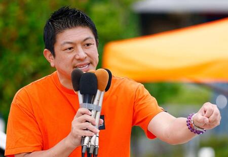 　街頭演説する参政党の神谷代表＝岐阜市