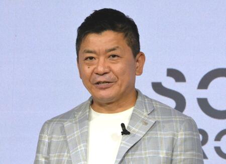 　「ＳＣＯグループ　新ＣＭ発表会」に登場したＳＣＯグループ・玉井雄介代表取締役会長