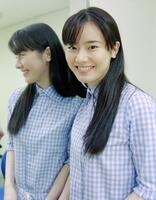 　笑顔でポーズをとる遠野なぎこさん＝１９９９年４月