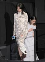 　登場した唐田えりか（手前）と剛力彩芽（撮影・吉澤敬太）