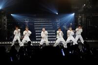 　ステージで暴れ回ったＤＡ　ＰＵＭＰの（左から）ＫＥＮＺＯ、Ｕ－ＹＥＡＨ、ＩＳＳＡ、ＫＩＭＩ、ＴＯＭＯ、ＹＯＲＩ