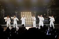 　ステージで暴れ回ったＤＡ　ＰＵＭＰの（左から）ＫＥＮＺＯ、Ｕ－ＹＥＡＨ、ＩＳＳＡ、ＫＩＭＩ、ＴＯＭＯ、ＹＯＲＩ