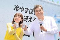 　乾杯する若槻千夏（左）と石原良純