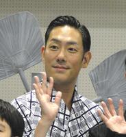 　写真に応じる中村勘九郎