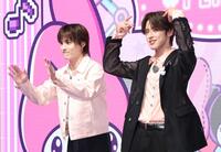 　イベントに登場したＪＯ１・川西拓実（左）と河野純喜（撮影・佐々木彰尚）