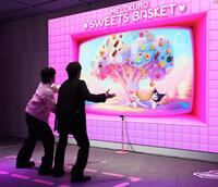 　ゲームを楽しむＪＯ１・川西拓実（左）と河野純喜（撮影・佐々木彰尚）