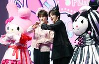 　笑顔でポーズをとるＪＯ１・川西拓実（左）と河野純喜（撮影・佐々木彰尚）