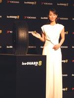 　ホワイトの衣装で登場した吉岡里帆