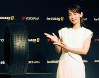 　ホワイトの衣装で登場した吉岡里帆