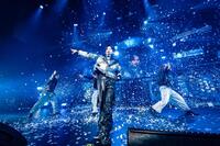 　パフォーマンスを行う中島健人（中央）＝撮影・田中聖太郎