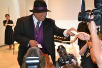 　「笑ゥせぇるすまん」配信“ドーン！”記念イベントで報道陣に名刺を配る秋山竜次