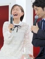 　安田顕（右）の発言に爆笑する松本まりか（撮影・吉澤敬太）