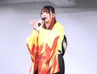 　デビュー発表会で熱唱する堀内春菜