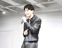 　デビュー発表会で熱唱する亜蘭