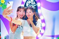 　ナイトプールを満喫する斉藤里奈と南香菜絵