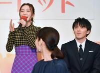 　２０１９年２月、ＮＨＫの朝ドラ「スカーレット」の会見で。大島優子（左）と林遣都