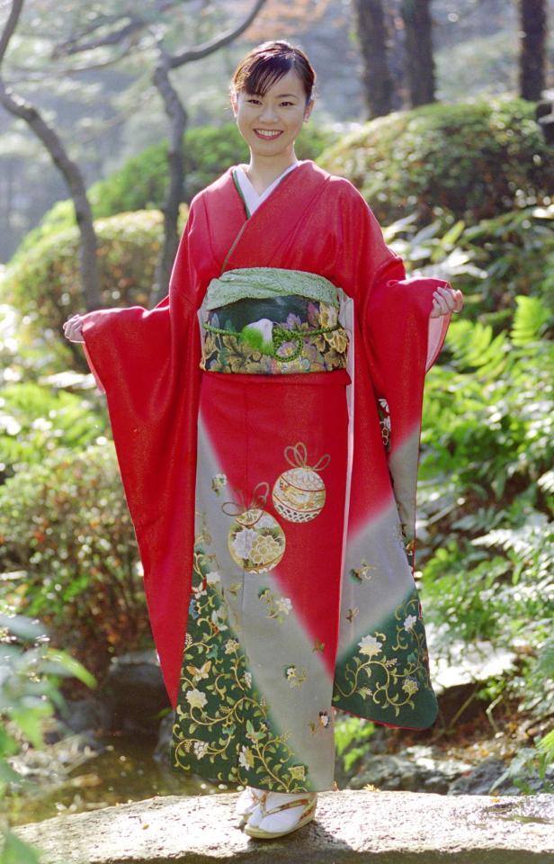 　成人式で晴れ着を披露する遠野なぎこさん＝２０００年１月