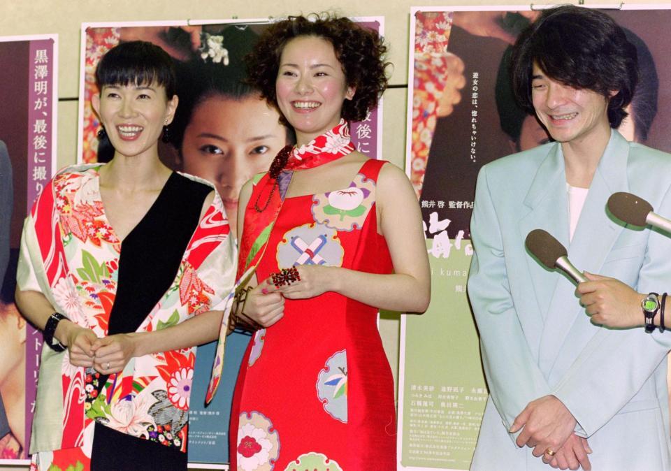 　「海は見ていた」の舞台あいさつに出席する遠野なぎこさん＝２００２年４月