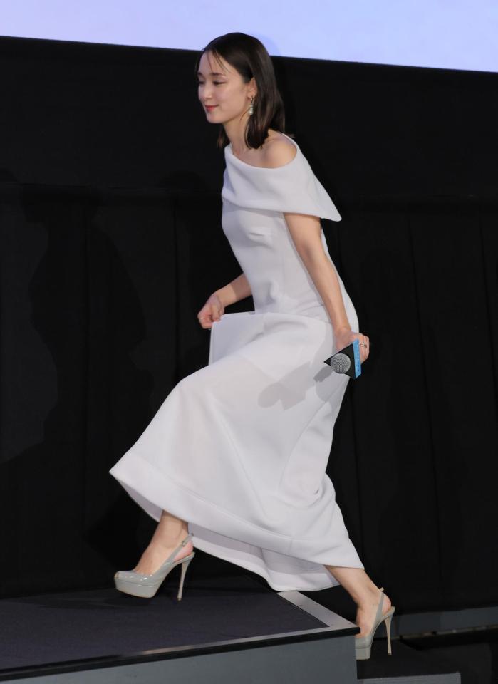 　登壇する剛力彩芽（撮影・吉澤敬太）