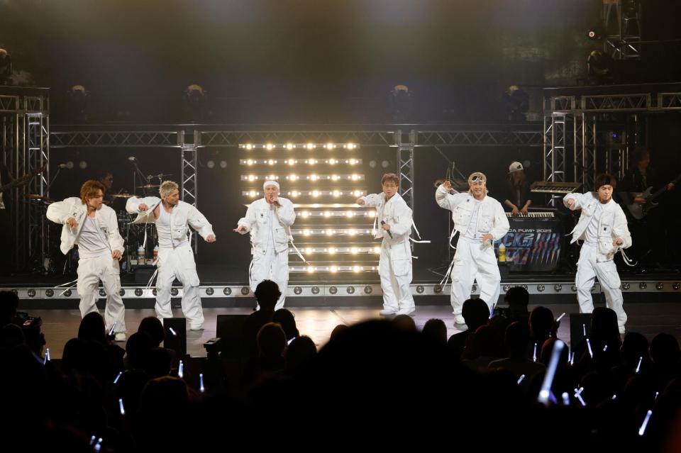 　ステージで暴れ回ったＤＡ　ＰＵＭＰの（左から）ＫＥＮＺＯ、Ｕ－ＹＥＡＨ、ＩＳＳＡ、ＫＩＭＩ、ＴＯＭＯ、ＹＯＲＩ