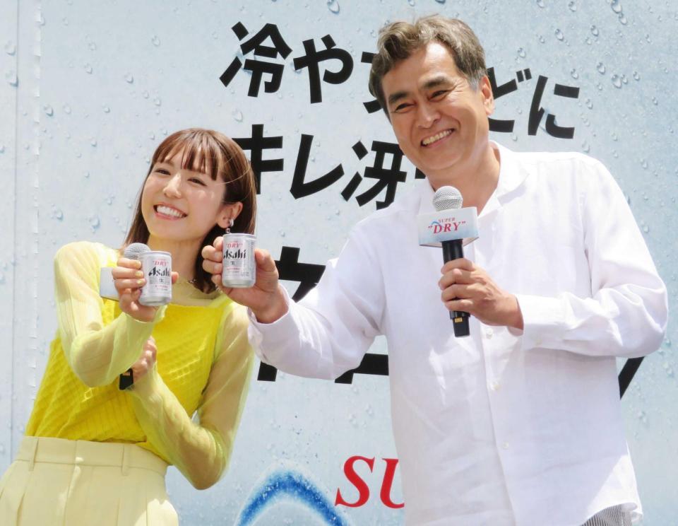 　乾杯する若槻千夏（左）と石原良純