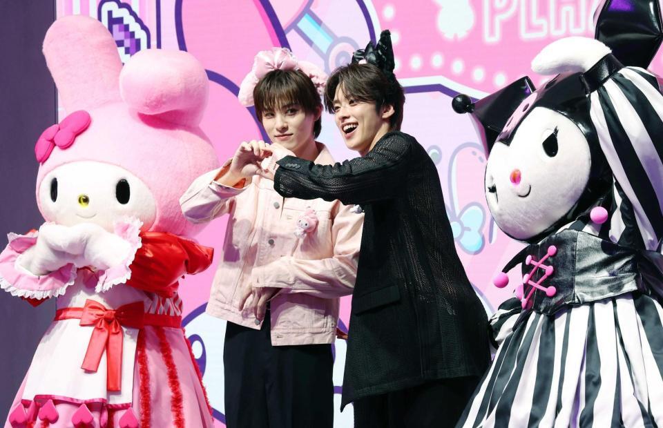 　笑顔でポーズをとるＪＯ１・川西拓実（左）と河野純喜（撮影・佐々木彰尚）