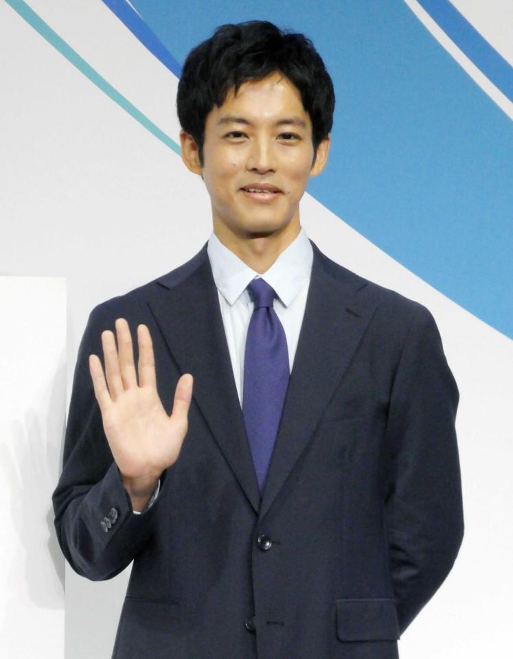 　写真に応じる松坂桃李