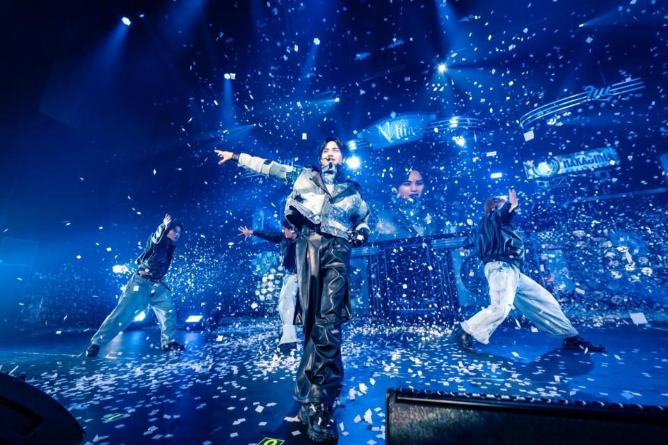 　パフォーマンスを行う中島健人（中央）＝撮影・田中聖太郎