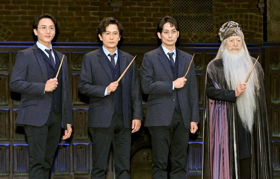 　魔法の杖を手にする（左から）大貫勇輔、稲垣吾郎、平岡祐太、市村正親（撮影・持木克友）