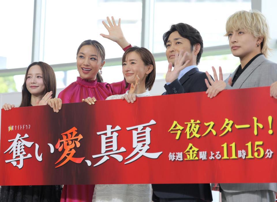 　手を振る（左から）森香澄、高橋メアリージュン、松本まりか、安田顕、白濱亜嵐（撮影・吉澤敬太）