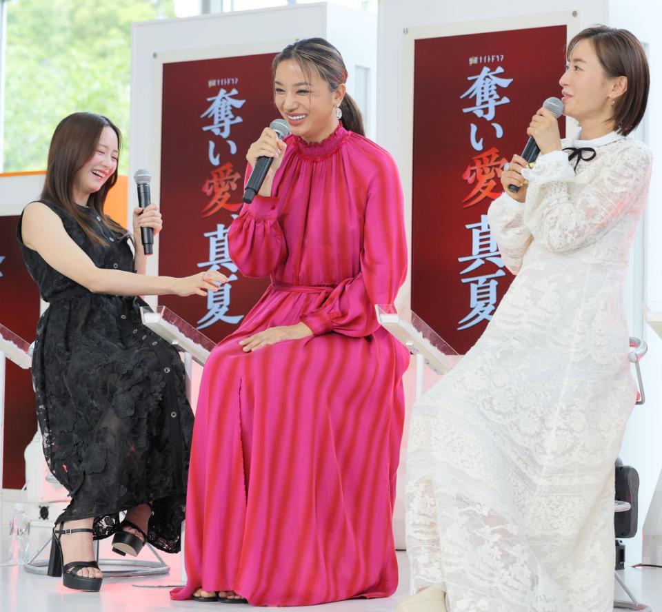 　森香澄（左）、松本まりか（右）らの前で“プリケツ（お尻）”であることを告白する高橋メアリージュン（撮影・吉澤敬太）