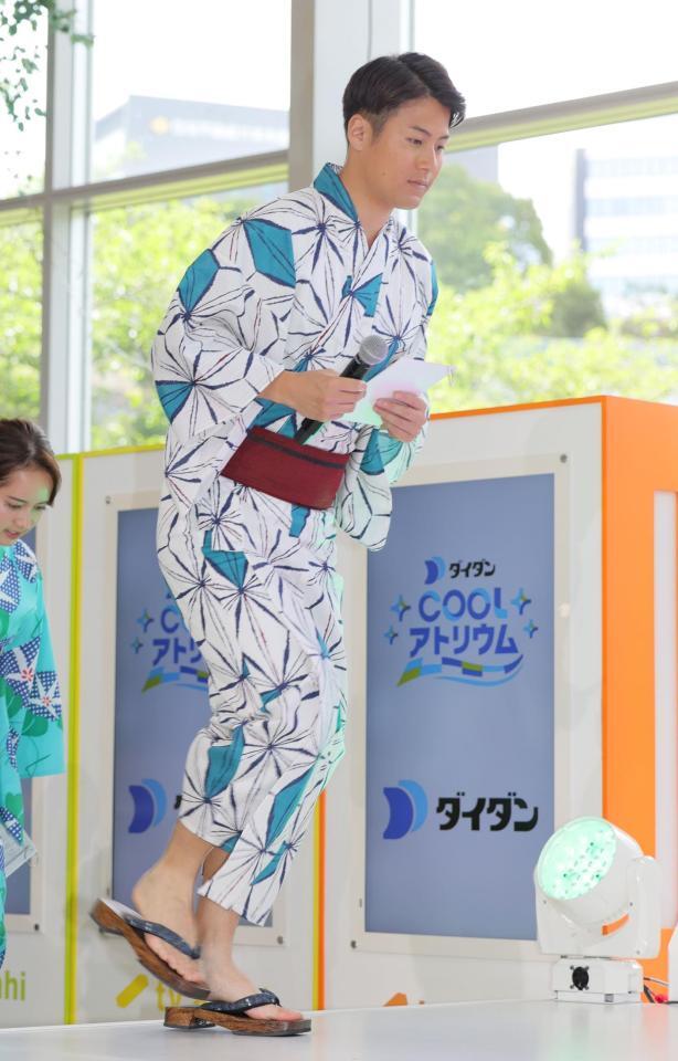 　登壇するテレビ朝日・藤田大和アナウンサー（撮影・吉澤敬太）