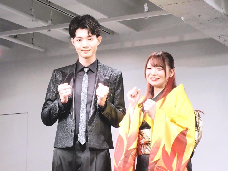 　デビュー発表会を行った亜蘭（左）と堀内春菜