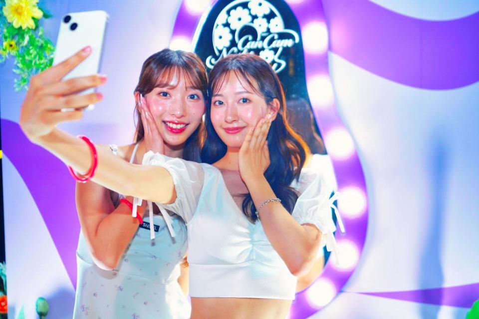 　ナイトプールを満喫する斉藤里奈と南香菜絵