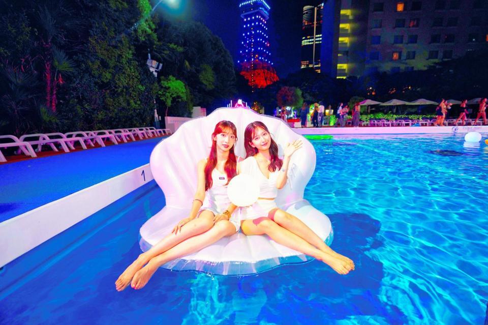 　ナイトプールを満喫する斉藤里奈と南香菜絵