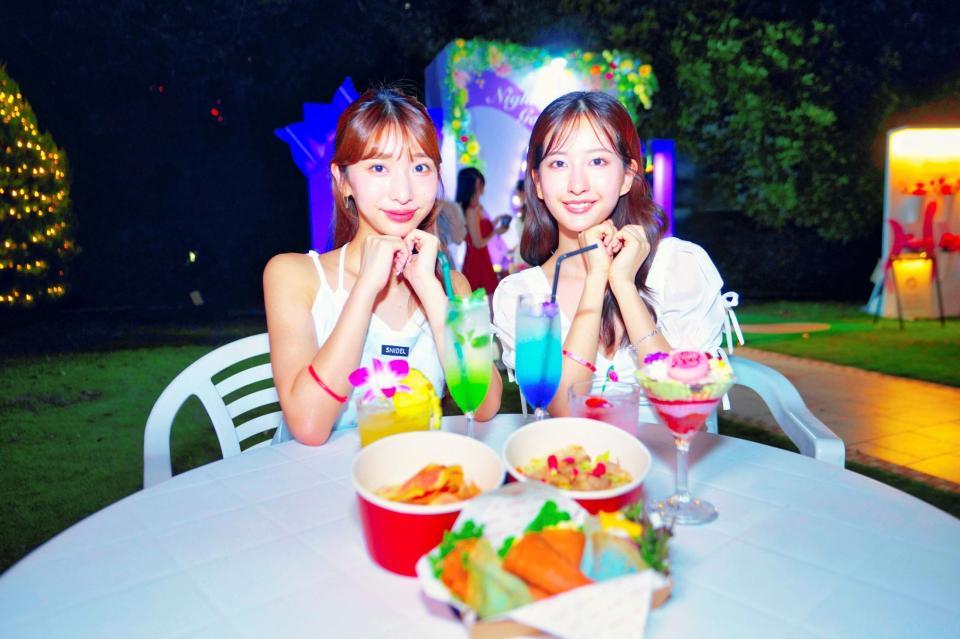 　ナイトプールを満喫する斉藤里奈と南香菜絵