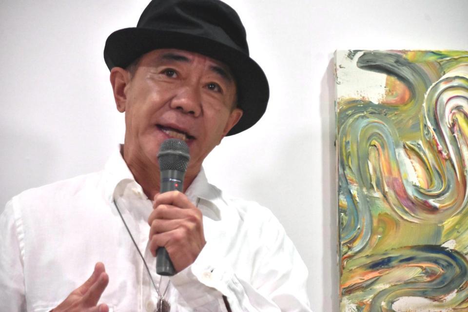 　作品について語る木梨憲武