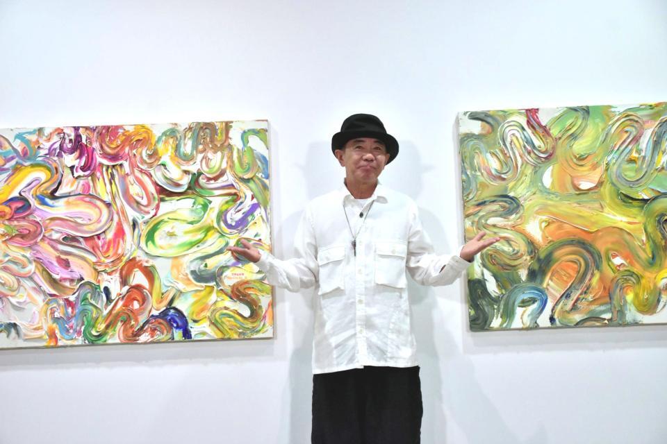 　作品をアピールする木梨憲武