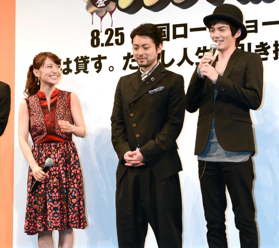 　２０１２年７月、映画「闇金ウシジマくん」の舞台あいさつに出席した大島優子と林遣都（右）。中央は山田孝之