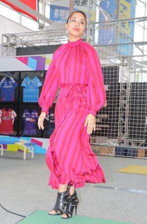 　登壇した高橋メアリージュン（撮影・吉澤敬太）