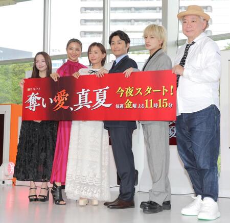 　ほほ笑む（左から）森香澄、高橋メアリージュン、松本まりか、安田顕、白濱亜嵐、鈴木おさむ氏（撮影・吉澤敬太）