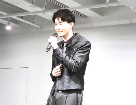 　デビュー発表会で熱唱する亜蘭