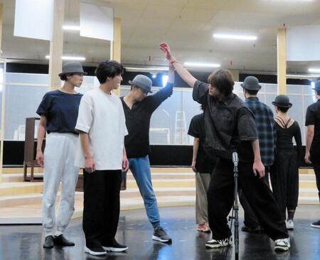 　熱演する小池徹平（前列左）と浦井健治（前列右）