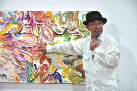 　作品をタッチしてアピールする木梨憲武