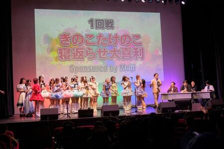 　発表されたお題について考えるラフ×ラフら出演者