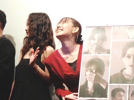 　映画「４９日の真実」の舞台あいさつで弾けるような笑みを見せた浅川梨奈