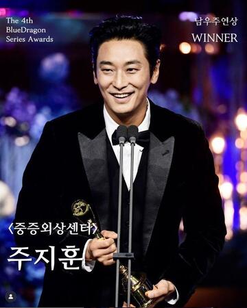 　「青龍シリーズアワード」の公式インスタグラム＠ｂｌｕｅｄｒａｇｏｎａｗａｒｄｓより　最優秀男優賞のチュ・ジフン