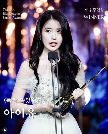 　「青龍シリーズアワード」の公式インスタグラム＠ｂｌｕｅｄｒａｇｏｎａｗａｒｄｓより　最優秀女優賞のＩＵ