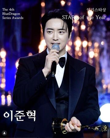 　「青龍シリーズアワード」の公式インスタグラム＠ｂｌｕｅｄｒａｇｏｎａｗａｒｄｓより　人気スター賞のイ・ジュニョク